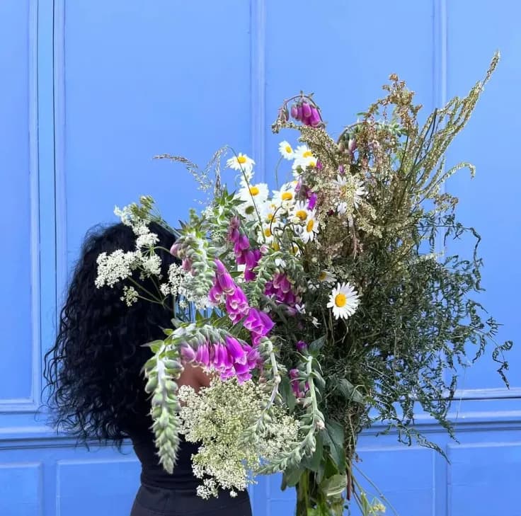Fleurs fraîches disposées dans la boutique Maison Cléophée
