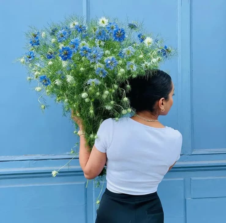 Fleuriste composant un bouquet dans son atelier